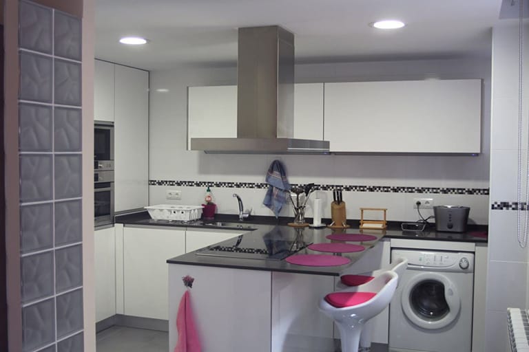 Cocina reformada por Reformas Rigar